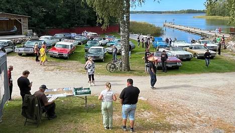 Buick-autoharrastajat kokoontuivat viikonloppuna Pyhärantaan leirintäalueelle. Tapahtuma oli samalla kaikille avoin autonäyttely.