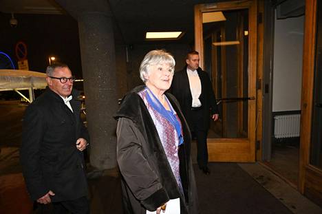 Elisabeth Rehn saapumassa Presidentinlinnaan.