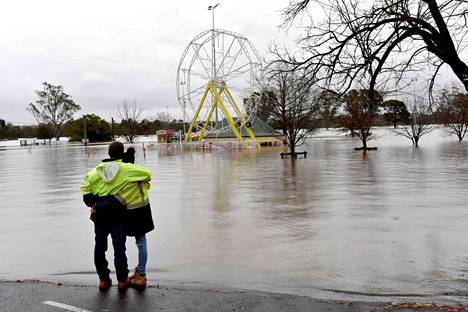 Ihmiset katsovat tulvivaa puistoa Camdenissa Sydneyn seudulla 3. heinäkuuta.