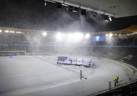 Lumi haittasi välillä näkyvyyttä Olympiastadionilla ennen ohjelman alkua.