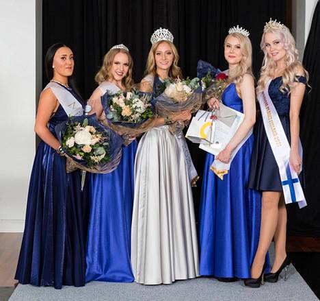 Miss Nokia- tittelin voitti vuonna 2021 kuvassa keskellä oleva Emilia Rajala. Kuvassa myös yleisön suosikki Iina Orava (vas.), ensimmäinen perintöprinsessa Noora Rauhala, toinen perintöprinsessa Sandra Vapalahti sekä Iida Hynnilä. 