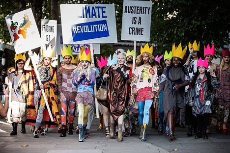 Vivienne Westwood mielenosoituksessa ennen Climate Revolution -malliston näytöstä Lontoon muotiviikolla syyskuussa 2015.