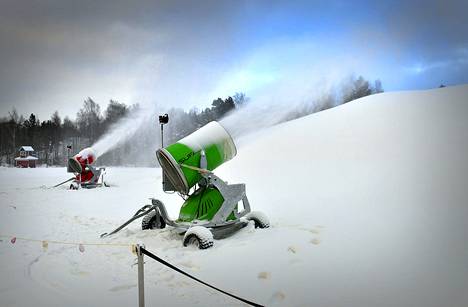 Lähdepellolla tehdään alkutalvisin lunta kahdella lumitykillä. Kuva: Juha Sinisalo