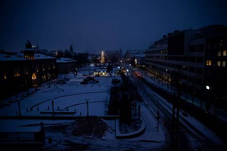 Tampereen keskustassa Frenckellin aukiolla oli pimeää perjantaiaamuna 30. joulukuuta. Tältä pimeys näytti aamuyhdeksän aikaan.