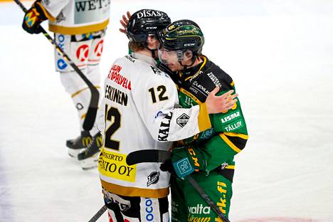 Kärppien junioriaikojen ketjukaverit Ville Leskinen ja Balazs Sebök halasivat toisiaan sarjan päätyttyä.