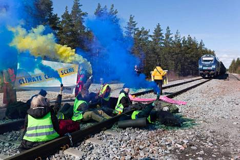 Greenpeacen ja Elokapinan aktivistit sulkivat Koverharin satamaan johtavan rautatien ja pysäyttivät venäläistä hiiltä satamaan kuljettavan junan Koverharin sataman portille Hangossa 12. huhtikuuta 2022. 