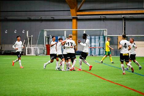 FC Haka juhli Oiva Laaksosen maalia Ilves-pelissä.
