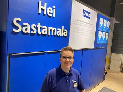 Jyskin Sastamalan myymälän ilme on uudistunut. Nyt kassalla toivotetaan Sastamalalle hei. Kuvassa myymäläpäällikkö Laura Isokallio. 