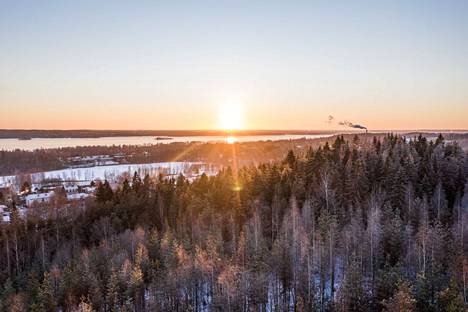 Aurinko on laskenut, kun sen yläreuna on painunut horisontin alapuolelle. Tältä näytti Tampereella parikymmentä minuuttia ennen laskuaikaa, joka oli Tampereella 21. joulukuuta kello 15.03.