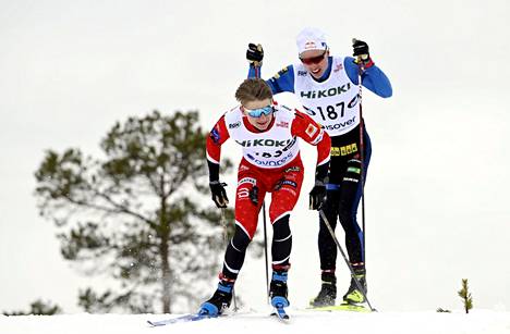 Remi Lindholm (edessä) joutui toteamaan Iivo Niskasen (takana) paremmakseen 50 kilometrillä.