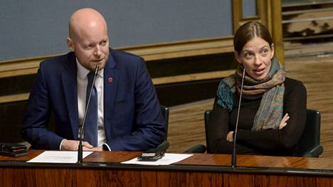 Vasemmistoliiton eduskuntaryhmän puheenjohtaja Jussi Saramo ja puheenjohtaja Li Andersson kuvattiin eduskunnan täysistunnossa 14. syyskuuta.