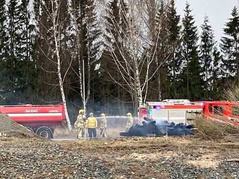 Pelastuslaitos sammutti palaneen ratapölkkykasan maanantaina Porissa.