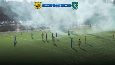 Osa kannattajista poltti soihtuja Ilves/2 ja Tampere Unitedin välisessä jalkapallon miesten Kakkosen ottelussa Tampereen Kaupissa lauantaina.