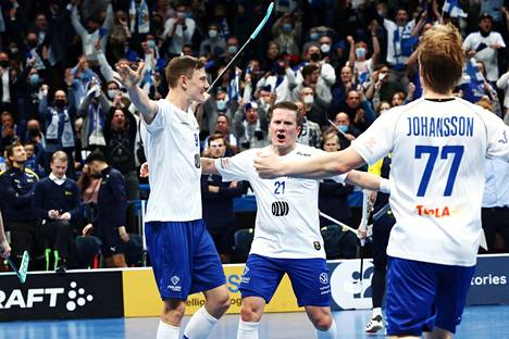 Sami Johansson, Tatu Väänänen ja Eemeli Salin juhlivat maalia Helsingin Hartwall-areenalla pelatussa MM-turnauksessa vuonna 2021.