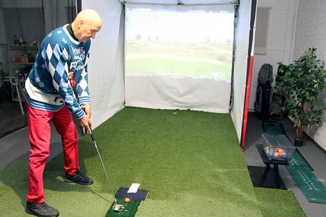 HimosGolfin Terho Hietakoivisto on pelannut golfia 12–13 vuotta. Nyt hän käy pelaamassa simulaattorilla Vilppulassa kaksi tai kolme kertaa viikossa.