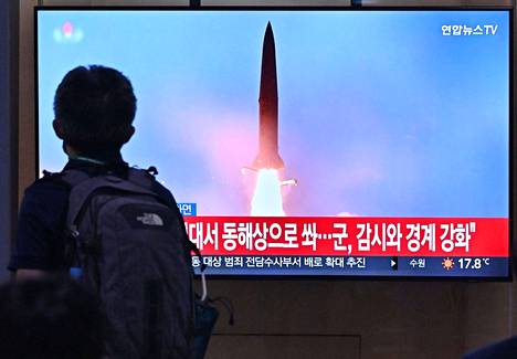 Ihmiset kävelivät television ohitse Tokiossa viime viikon torstaina, kun Pohjois-Korea teki edellisen kerran testejä ballistisilla ohjuksilla. Tuolloin maa lähetti matkaan kaksi ohjusta vain muutama tuntia sen jälkeen, kun Yhdysvaltojen varapresidentti Kamala Harris oli poistunut Etelä-Koreasta.
