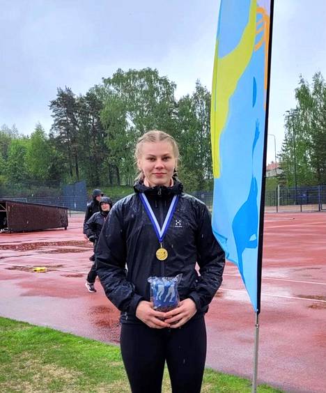 Elisabet Kujanpää Valkeakoskelta Roukon yhtenäiskoulusta osallistui Koululiikuntaliiton SM-kisoihin Vantaalla.