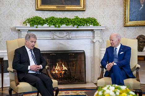 Presidentti Sauli Niinistö keskusteli perjantai-iltana Suomen aikaa Yhdysvaltain presidentin Joe Bidenin kanssa Valkoisessa talossa Washingtonissa 4. maaliskuuta. Presidentit keskustelivat vajaat kaksi tuntia. Kumpikin korosti yhteistyön ja pitkien hyvin välien merkitystä.