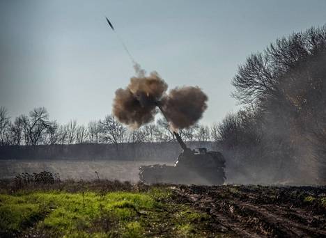 Ukrainalaiset ampuvat puolalaisella haupitsilla Venäjän joukkoja kohti Donetskin etulinjassa 8. marraskuuta.