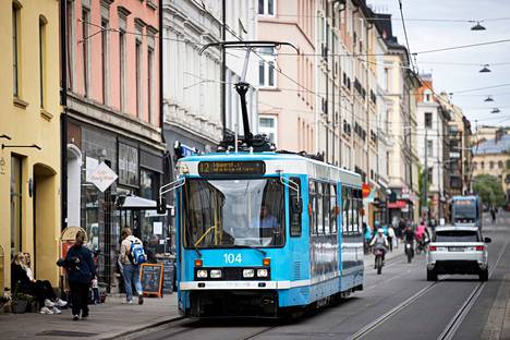 Raitiovaunu Grünerløkan kaupunginosassa. Julkinen liikenne toimii Oslossa hyvin.