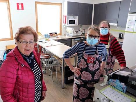 Tasalan Kamarin kahviovastaava Marja-Leena Haag sekä Marja ja Ulla ovat täyttäneet leipiä pakolaisille poliisiasemalle vietäväksi.