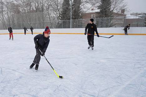 Sorsapuiston peleihin osallistui myös nuorempia jääkiekkoilijoita.
