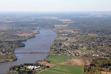 Harjavallan läpi virtaava Kokemäenjoki kuvattuna vuoden 2021 toukokuussa.