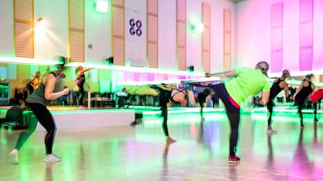 Keskiviikon virtuaalitunnilla tehdään teräspakara- ja vatsa-selkä-treeni. Näin harjoiteltiin bodycombat-tunnilla Tampereen Hämeenpuiston Gogo Park -liikuntakeskuksessa maaliskuussa 2020. 