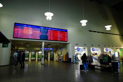 Tampereen rautatieasemalla oli hiljaista perjantaina aamupäivällä puoli 11 aikaan.