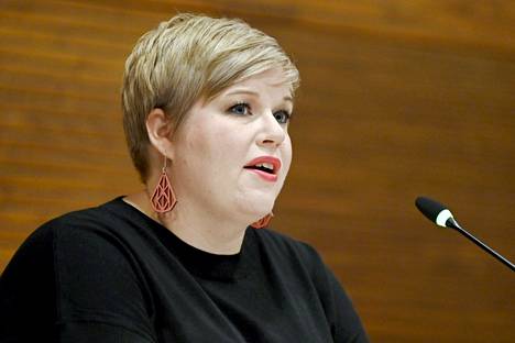 Valtiovarainministeri Annika Saarikka (kesk.) kertoi perjantaina esittävänsä poliisille 30 miljoonan euron lisärahoitusta. Kuva on otettu 10. syyskuuta taustatilaisuudessa budjettiriihen tuloksista Helsingissä.