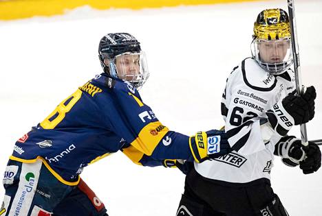 Vili Saarijärvi (vas.) sai pidätellä TPS-kultakypärä Josh Kestneriä finaalisarjassa 2020–21. Saarijärvi pelaa ensi kaudella Sveitsissä, mutta Kestner siirtyy nyt raumalaisseuraan.