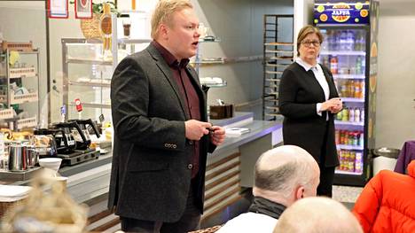Antti Kurvinen (vas.) vastaili paikallisten kysymyksiin Merja Taposen jakaessa puheenvuoroja tiistaina Cafe Laurellissa.