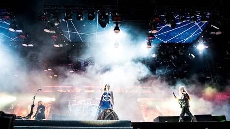 Nightwish nähtiin viimeksi Tampereella Ratinan stadionilla vuonna 2015. Keskellä Nightwishin solisti Floor Jansen.