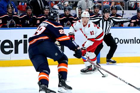 Carolina Hurricanesin Jesperi Kotkaniemi teki kauden kolmannen maalinsa ottelussa New York Islandersia vastaan lauantaina 10. joulukuuta.