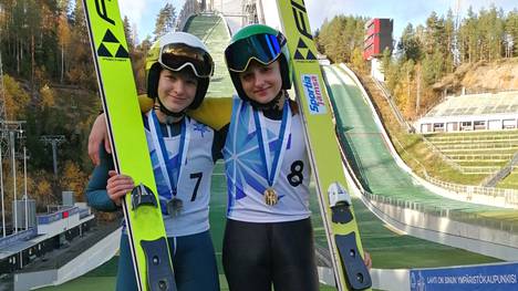 Juliä Äikiä (oik.) hyppäsi itselleen viikonloppuna kaksi SM-kultamitalia ja Sofia Mattila yhden hopeisen. 
