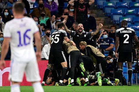 Sheriff Tiraspolin pelaajat juhlivat 2–1-voittomaalia Real Madridin verkkoon Mestarien liigassa syyskuussa.