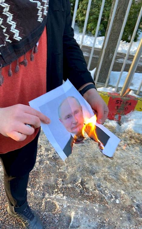Henrik Jaakkola poltti Venäjän presidentin Vladimir Putinin kuvan Venäjän suurlähetystön edessä Helsingissä torstaina.