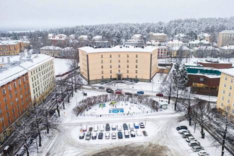 Tampereen lyseon lukio Pyynikintorin lähistöllä kuvattiin tammikuussa 2021.
