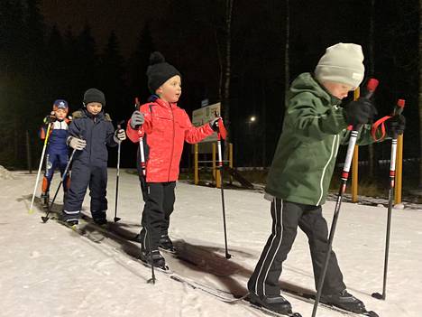 Näin se sujuu, näyttivät mallia jonon kärjessä hiihtävä Niilo Ranta-aho, Leo Kiviniitty, Eemil Jokinen ja Eero Tuomisto.