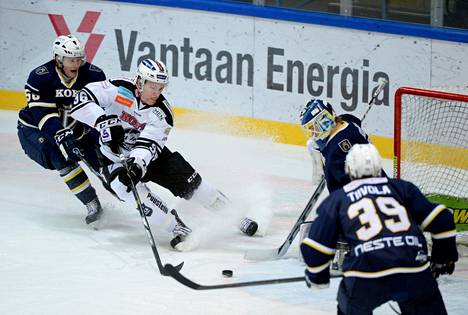 Mikko Rantanen teki TPS:n avausmaalin Bluesin Eetu Laurikaisen taakse Kalle Kaijomaan estelyistä huolimatta jnääkiekkoliigan ottelussa Blues–TPS Espoossa tammikuussa 2015.