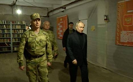Kreml väitti huhtikuussa presidentti Vladimir Putinin vierailleen Ukrainassa miehitetyillä Hersonin ja Luhanskin alueilla. Kuvakaappaus Kremlin julkaisemasta videosta väittää, että Putinin olisi vieraillut ainakin kansalliskaartin päämajassa Luhanskissa 18. huhtikuuta. 