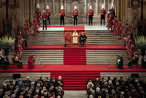 Kuningatar Westminster Hallissa vuonna 2012. Kuningattaren oikealla puolella tuolissa istuu tämän puoliso prinssi Philip.