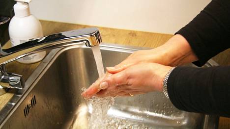 Huolellinen käsipesu runsaalla lämpimällä vedellä ja saippualla vähentää norovirusten määrää käsissä merkittävästi. Käsien kuivaaminen pesun jälkeen ja käsihuuhteen käyttö lisäävät tehoa.