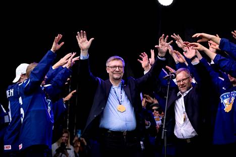 Leijonien päävalmentaja Jukka Jalonen (kesk.) on päässyt nauttimaan menestyksestä viime vuosina. Kuva on vuoden 2022 MM-kultajuhlasta.