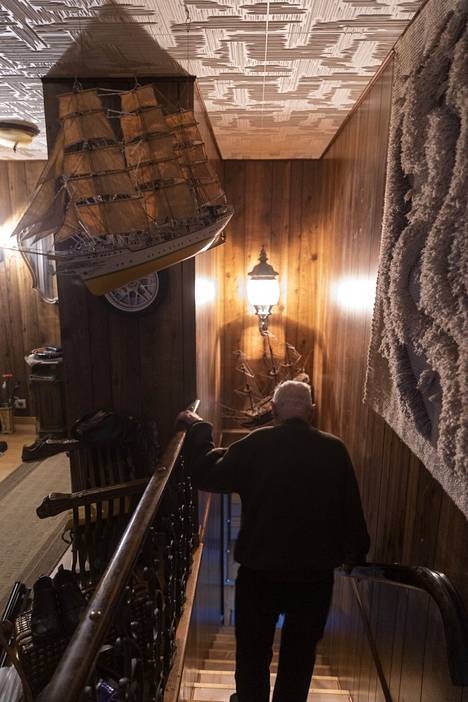 Tanskalaisen koululaivan pienoismalli roikkuu katosta eteisen ja portaiden välillä.