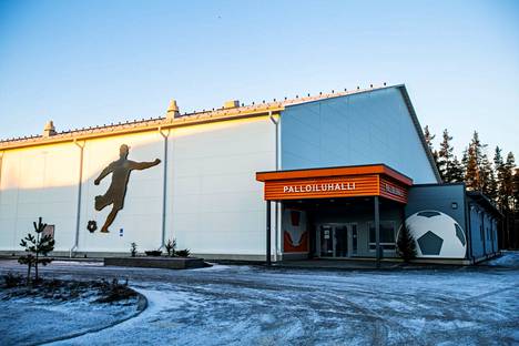 Hyvinvointipuiston kokonaisuuden kehittäminen Valkeakoskella saa jatkoa. Kuvassa Kerhomajan urheilupuistossa sijaitseva Valkeakosken palloiluhalli 21. joulukuuta 2021.