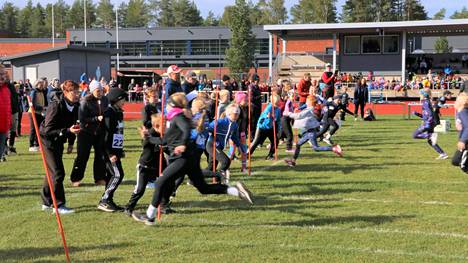 Sukkulaviestissä lähimpänä Kyynärjärven koulun ja Honkajoen koulun joukkueiden toinen vaihto. Mukana kirmasi 8 joukkuetta.