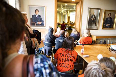 Porin valtuusto päätti kouluverkosta toukokuun lopussa. Yleisössä oli läsnä oransseissa paidoissa Tuorsniemen koulun oppilaita ja vanhempia.