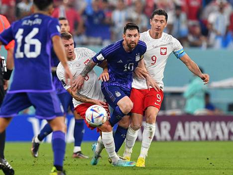 Argentiinan Lionel Messi murtautui Damian Szymanskin ja Robert Lewandowskin välistä ottelussa Puolaa vastaan jalkapallon MM-kisoissa. 