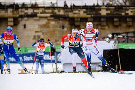 Ruotsin Maja Dahlqvist oli lyömätön Saksassa. Takana numerolla 22 hiihtävä Jasmin Kähärä otti uransa parhaan sijoituksen. 